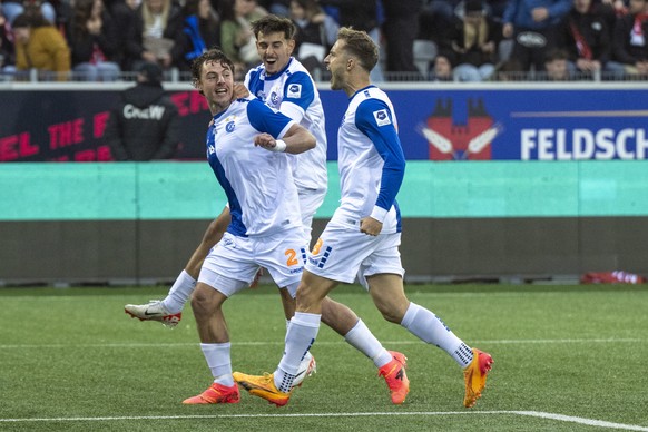 Zuerichs Dirk Abels, links, und Giotto Morandi feiern den Treffer zum 0-1 im Fussball Barrage Rueckspiel zwischen dem FC Thun und den Grasshopper Zuerich, am Freitag, 31. Mai 2024, in der Stockhorn Ar ...