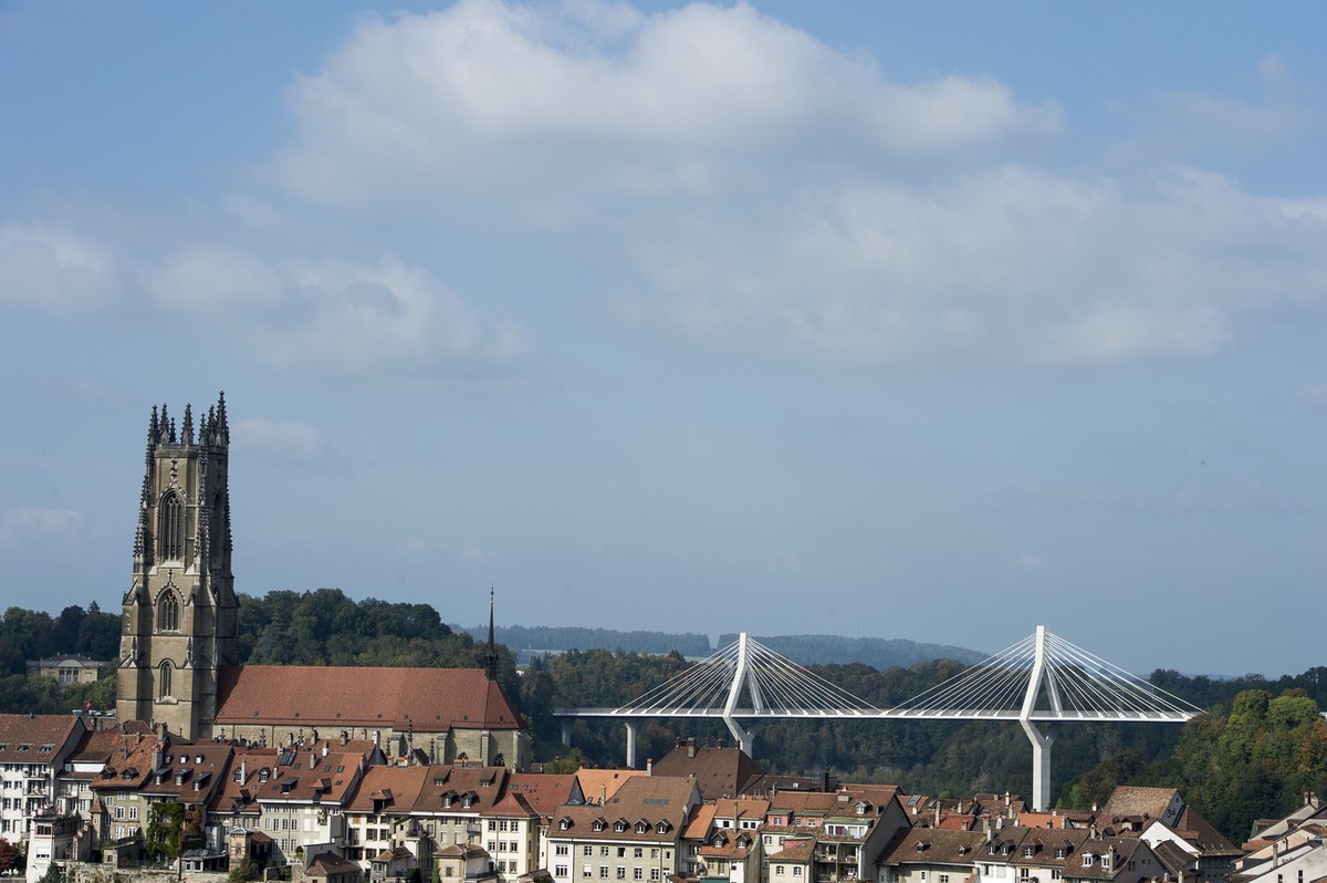 Le Pont de la Poya photographie derriere la vieille ville et la cathedrale Saint Nicolas ce jeudi 2 octobre 2014 a Fribourg. D'une longueur de 851,6 metres, le Pont de la Poya sera ouvert a la ci ...