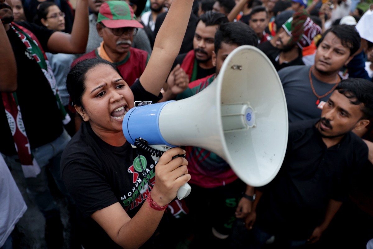 epa11554166 Indian soccer fans protest against an alleged rape and murder incident at RG Kar medical college in Kolkata, India, 18 August 2024. A derby match between the Mohun Bagan and East Bengal cl ...