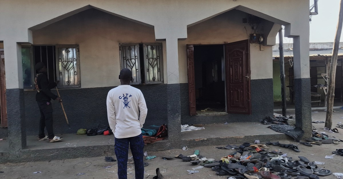 mindestens-f-nf-tote-bei-selbstmordanschlag-auf-moschee-in-nigeria