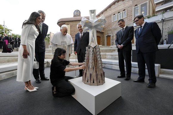 Pope Leo XIV Leads Mass At The Sagrada Familia - Barcelona Pope Leo XIV, Queen Letizia, King Felipe V of Spain and Prime Minister Pedro Sanchez looks at a model of the cross of the top of the basilica ...
