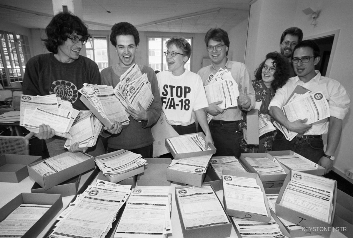 Aktivisten der Gruppe fuer eine Schweiz ohne Armee" GSoA informieren am 9. Mai 1992 in Zuerich, Schweiz, ueber das schnelle Zustandekommen der Volksinititative "Fuer eine Schweiz ohne neue K ...