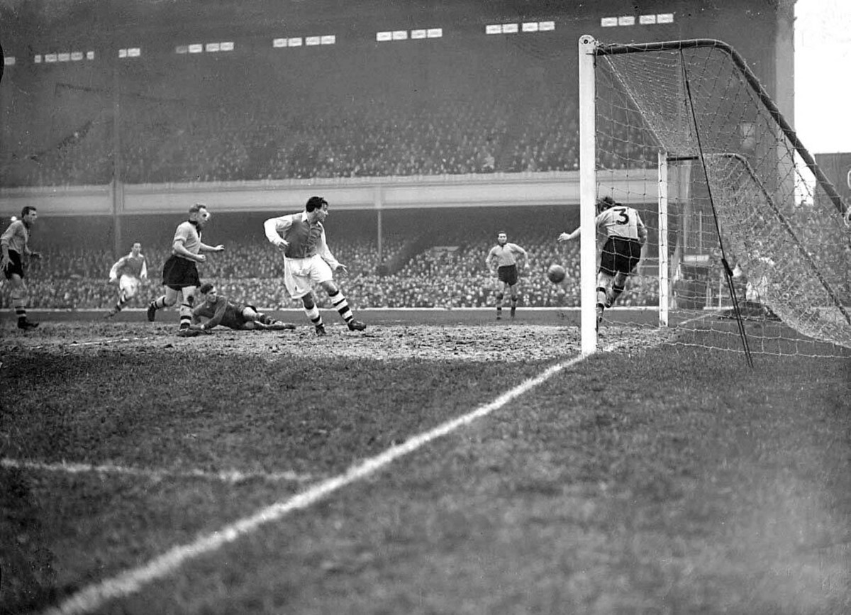 Bildnummer: 14784745 Datum: 03.07.2013 Copyright: imago/United Archives International
Arsenal v Wolves Wolves goalkeeper Simms lies on the ground after an unsuccessful attempt to seize the ball. In t ...