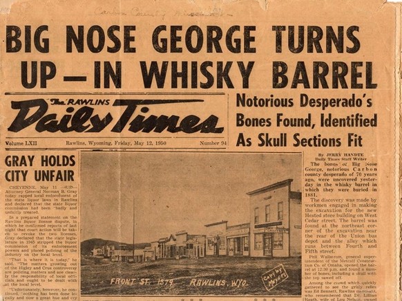 Ein lokaler Zeitungsartikel berichtet über die Entdeckung der Überreste von Big Nose George im Jahr 1950 in Rawlins.