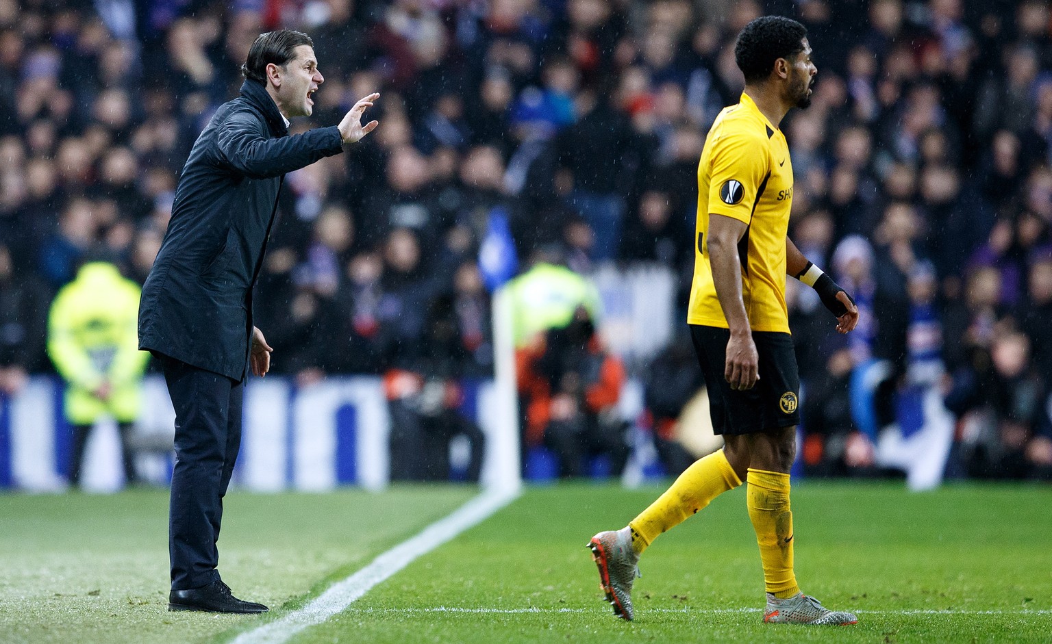 epa08067098 BSC Young Boys manager Gerardo Seoane Castro (L) reacts during the UEFA Europa League match Rangers v BSC Young Boys in Glasgow, Britain, 12 December 2019. EPA/ROBERT PERRY