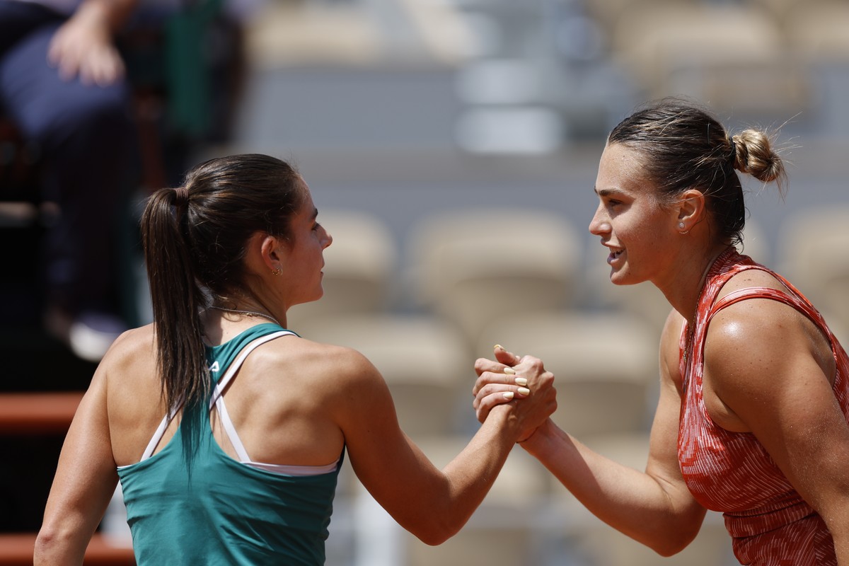 Aryna Sabalenka of Belarus, right, and Emma Navarro of the U.S. shake hands after their fourth round match of the French Open tennis tournament at the Roland Garros stadium in Paris, Monday, June 3, 2 ...