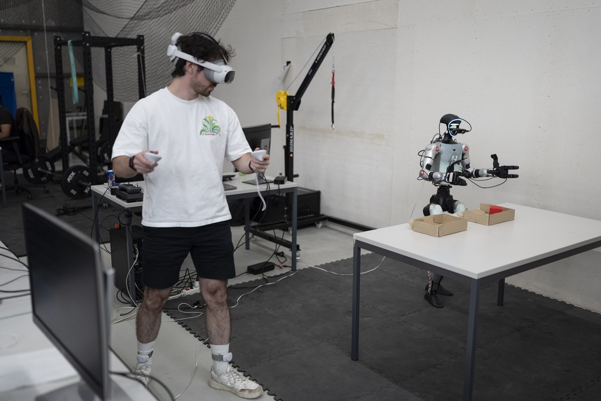 Darius Foodeei, ein ETH-Student kurz vor dem Master in Informatik, arbeitet an einem Unitree-Roboter und programmiert ihn im ETH Robotics Club im Hangar des Innovation Parks Zuerich fotografiert am Do ...