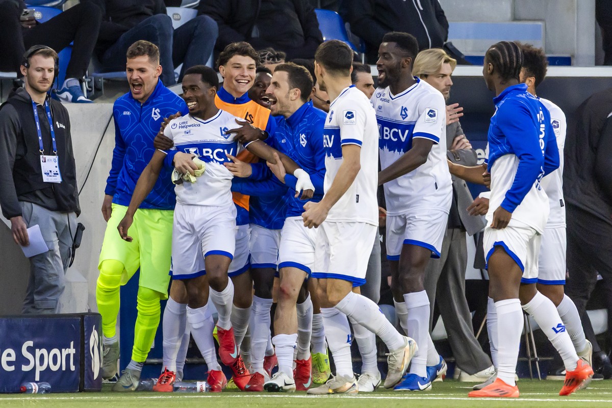 Teddy Okou (LS), 2nd left, celebrates his goal with his teammates after scoring the 2:0, during the Super League soccer match of Swiss Championship between FC Lausanne-Sport, LS, and FC Sion, SIO, at  ...