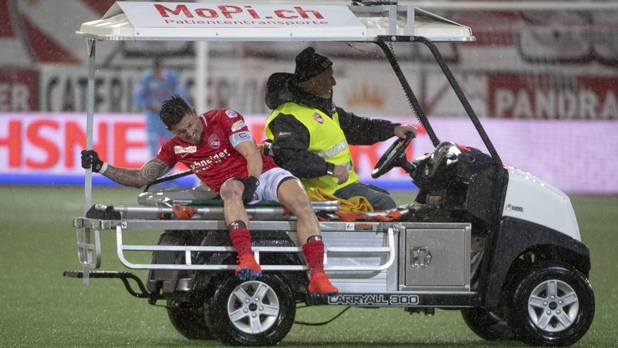 Thuns Dennis Hediger wird verletzt vom Feld gefahren beim Fussballspiel der Super League zwischen dem FC Thun und den Berner Young Boys, am Sonntag, 10. Januar 2019, in der Stockhorn Arena in Thun. (K ...