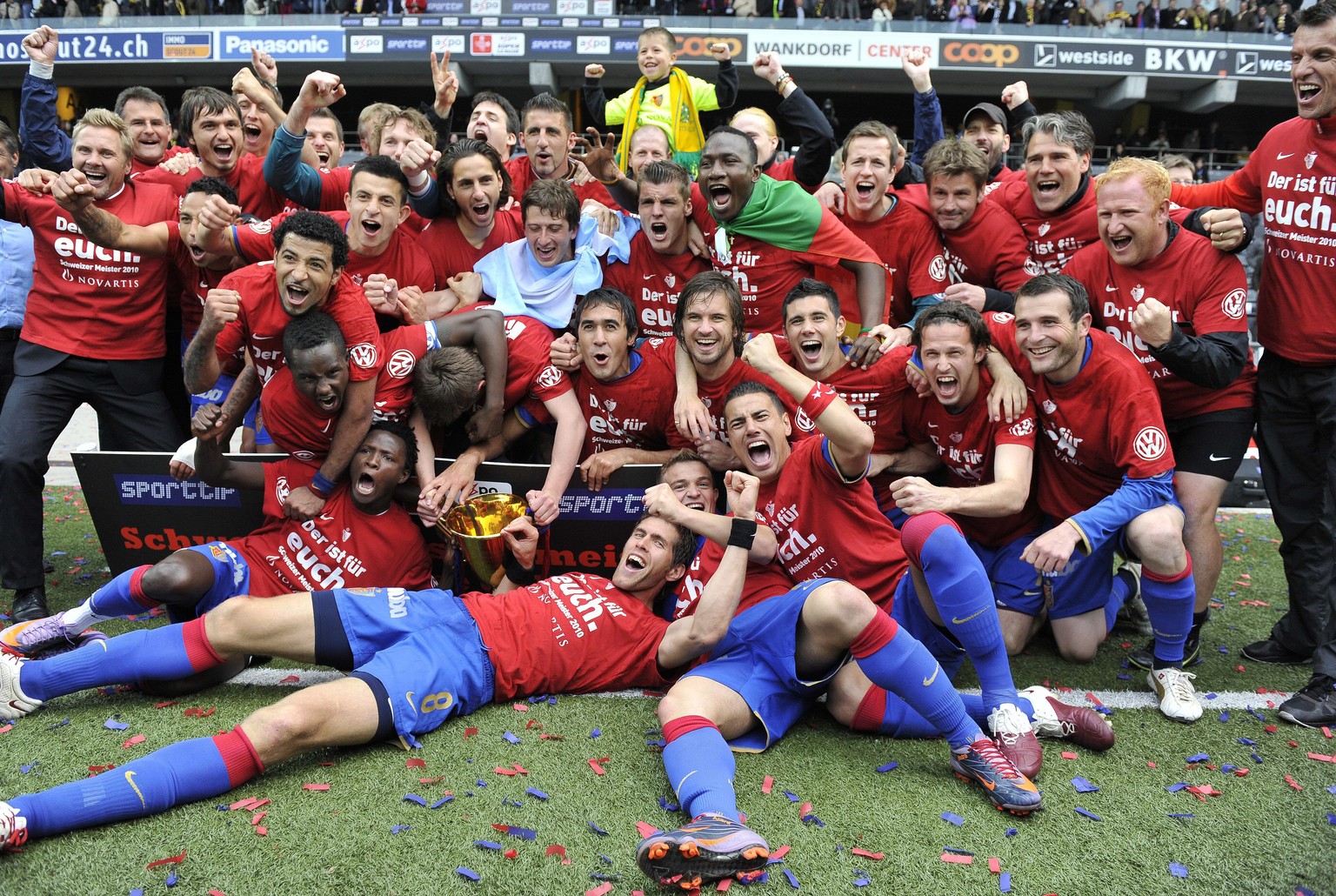 ARCHIVBILD ZUM SDA-TEXT UEBER DAS SPORTJAHR 2010, AM DIENSTAG, 2. JUNI 2020 - Basels players celebrate the with the trophy, after winning the Swiss National Super Leauge, against the Yong Boys Bern, i ...