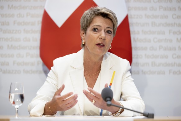 Bundesraetin Karin Keller-Sutter spricht waehrend einer Medienkonferenz des Bundesrates zu den Resultaten der eidgenoessischen Abstimmungen, am Sonntag, 18. Juni 2023 in Bern. (KEYSTONE/Peter Klaunzer ...