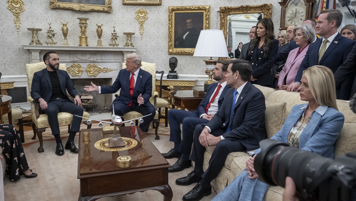 epa12032033 US President Donald Trump (C) meets with El Salvador President Nayib Bukele (L) in the Oval Office at the White House in Washington, DC, USA, 14 April 2025. President Bukele meets with Pre ...