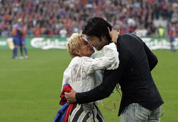 FCB Praesidentin Gigi Oeri, links, verabschiedet den langjaehrigen FCB-Spieler Murat Yakin, rechts, vor dem Fussballspiel der Super League zwischen dem FC Basel und dem FC Zuerich am Samstag, 13. Mai  ...