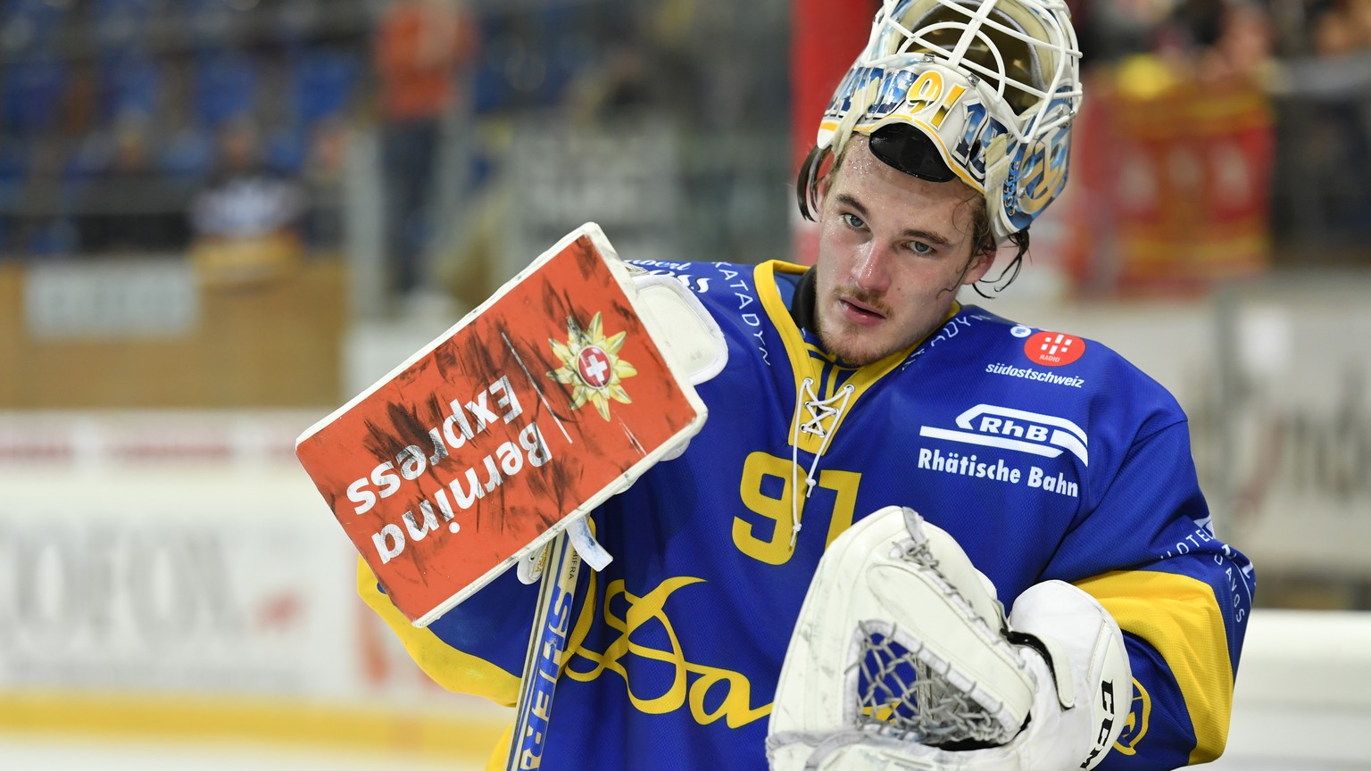 Goalie Gilles Senn von Davos, aufgenommen nach dem Eishockey-Qualifikationsspiel der National League A zwischen dem HC Davos und EHC Biel, am Donnerstag, 22. Dezember 2016, in der Vaillant Arena in Da ...