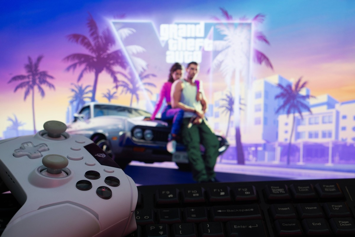Dhaka, Bangladesch - 11. April 2025: Eine moderne Spielkonsole mit Gamepad und Tastatur vor einem lebendigen Grand Theft Auto VI-Hintergrund auf einem Computermonitor. Dhaka, Bangladesh- 11 April 2025 ...