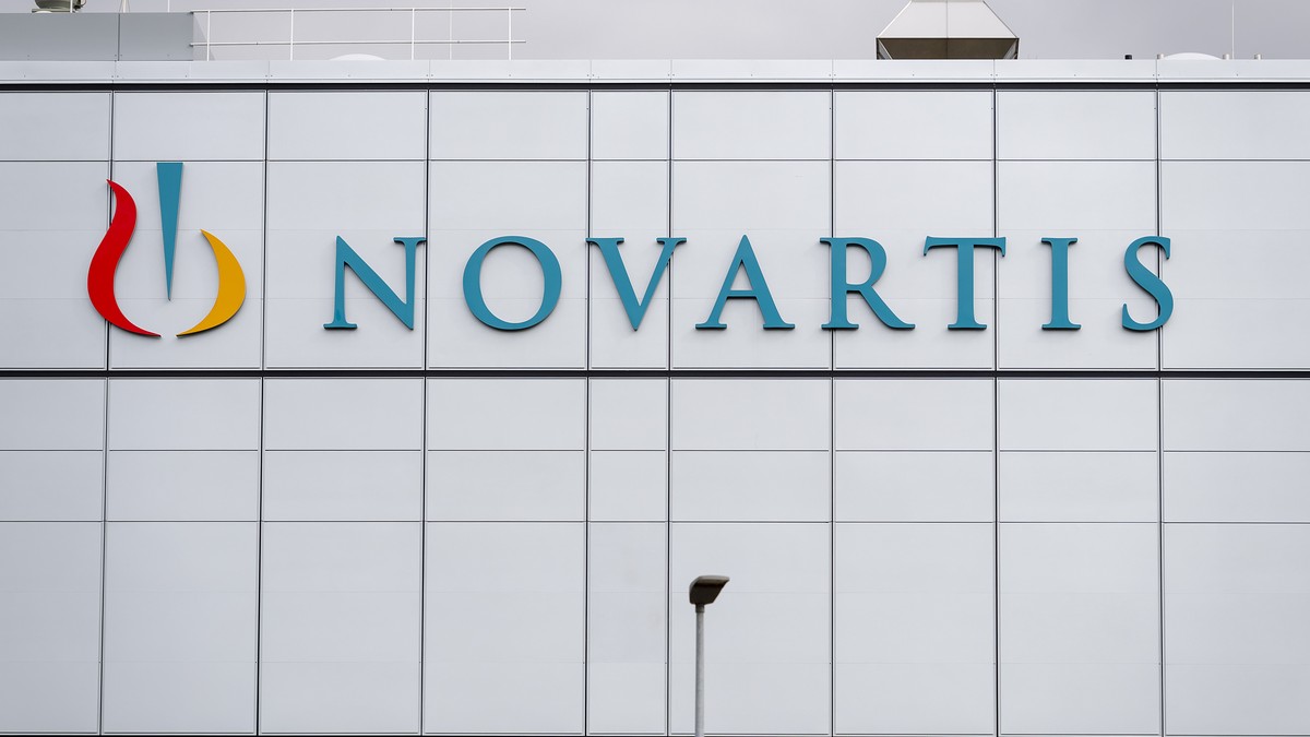 ARCHIV -- ZU DEN JAHRESZAHLEN VON NOVARTIS -- Das Novartis-Logo an einem Produktionswerk von Novartis in Stein, am Montag, 3. September 2018. (KEYSTONE/Georgios Kefalas)