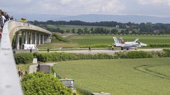 Ein gelandetes Kampfflugzeuge vom Typ F/A-18 wird.gewartet auf dem Autobahnabschnitt A1bei der Armeeuebeung Alpha Uno, am Mittwoch, 5. Juni 2024, auf dem Autobahnabschnitt A1 in Payerne. Seit den 70er ...