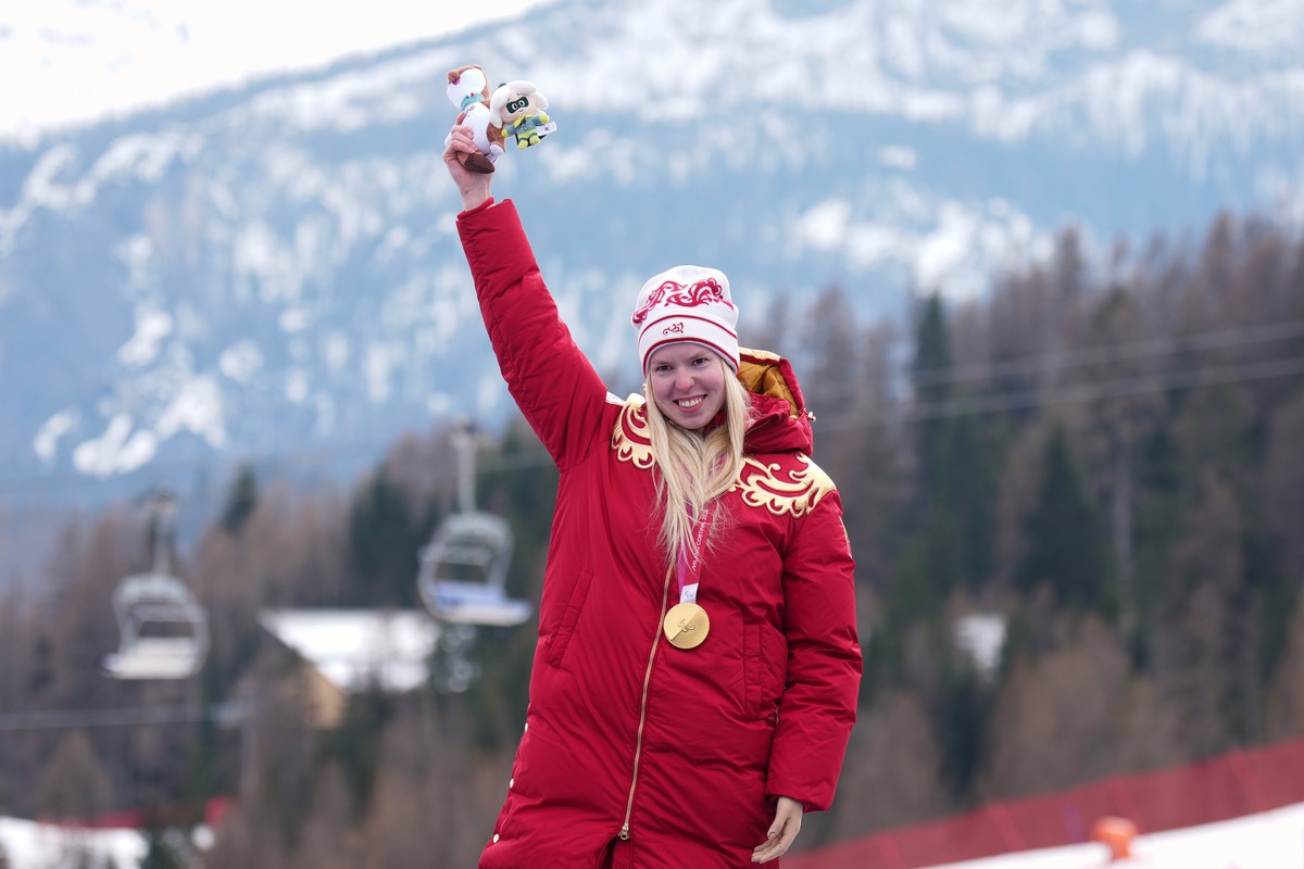 Varvara Voronchikhina, of Russia, smiles on the podium after winning the gold medal in the alpine skiing women's super-G standing at the 2026 Winter Paralympics, in Cortina d'Ampezzo, Italy, ...