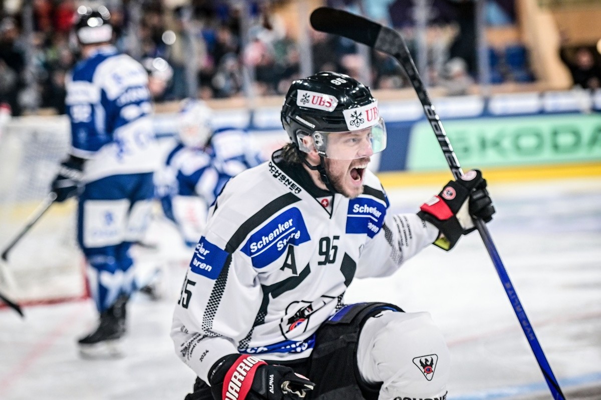 epa11799789 Fribourg's Jacob De la Rose celebrates after scoring the 0-1 goal during the Spengler Cup 2024 final game between Straubing Tigers and HC Fribourg-Gotteron, at the 96th Spengler Cup i ...