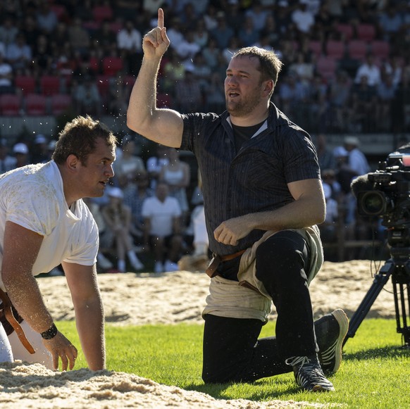 Christian Biaesch, rechts, gewinnt gegen This Kolb, im ersten Gang am Nordostschweizerischen Schwingfest NOS, am Sonntag, 29. Juni 2025, in St. Gallen. (KEYSTONE/Gian Ehrenzeller)