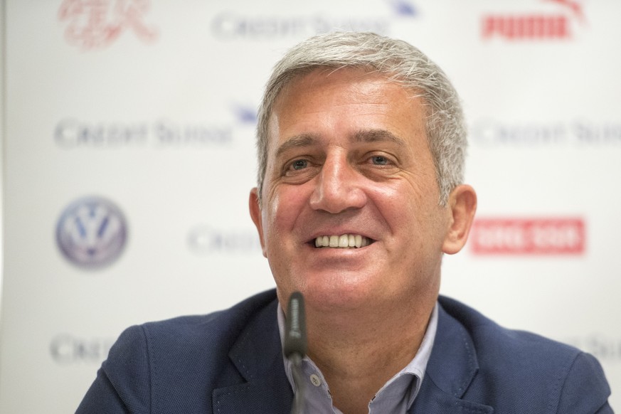 Vladimir Petkovic, Nationalcoach der Schweizer Fussball Nationalmannschaft, spricht an der Medienkonferenz im Hotel Schweizerhof in Luzern am Freitag, 3. Oktober 2014. Im Aufgebot fuer die EM-Qualifik ...