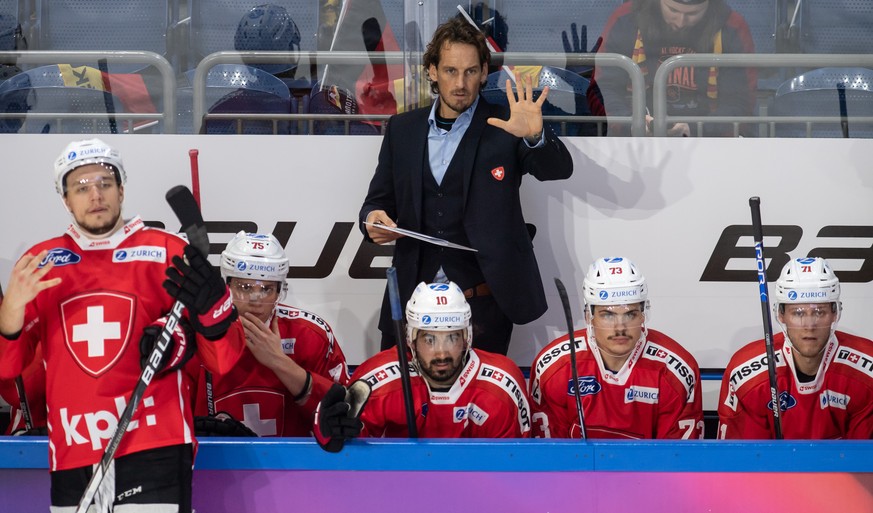 14.11.2021, Nordrhein-Westfalen, Krefeld: Eishockey: Deutschland Cup, Schweiz - Russland, Gruppenphase, 3. Spieltag. Patrick Fischer, Cheftrainer der Schweizer Mannschaft gestikuliert. Foto: Bernd Thi ...