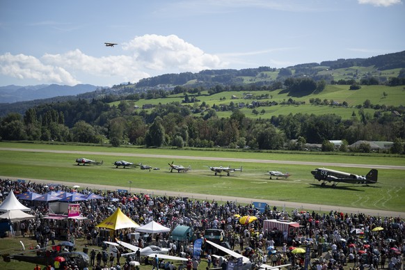 Besuchende verfolgen eine Flugshow anlaesslich vom 100-Jahr-Jubilaeum vom Flughafen St. Gallen-Altenrhein, am Samstag, 29. August 2026, in Altenrhein. (KEYSTONE/Andreas Becker)