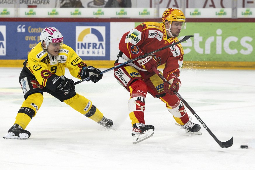 Biels PostFinance Top Scorer Jesper Olofsson, rechts, auf dem Weg zum 2-0 gegen Berns Mika Henauer im ersten Eishockey Playoff Viertelfinalspiel der National League zwischen dem EHC Biel und dem SC Be ...