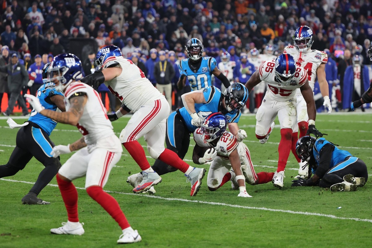 Running Back RB Tyrone Tracy Jr. New York Giants, Nr. 29 wird von Linebacker LB Josey Jewell Carolina Panthers, Nr. 47 gestoppt, New York Giants vs. Carolina Panthers, , NFL, American Football Herren, ...
