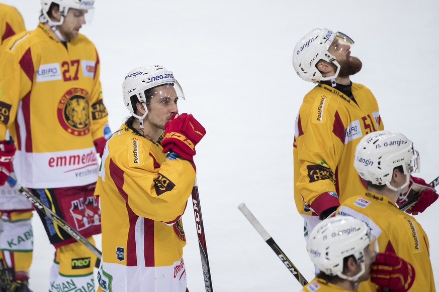 Enttaeuschte Gesichter bei Langnau mit Langnau&#039;s Philippe Seydoux, 2.v.l., nach dem Eishockey-Meisterschaftsspiel der National League zwischen dem SC Bern und den SCL Tigers am Samstag, den 6. Ja ...