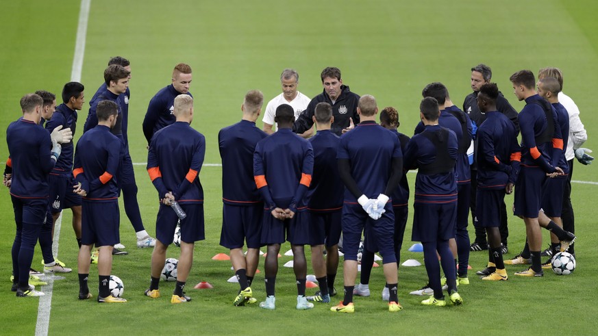 Anderlecht coach Rene Weiler, background center, instructs his team during a training session in Munich, Germany, Monday, Sept. 11, 2017. Bayern Munich will face RSC Anderlecht on Tuesday for a Champi ...