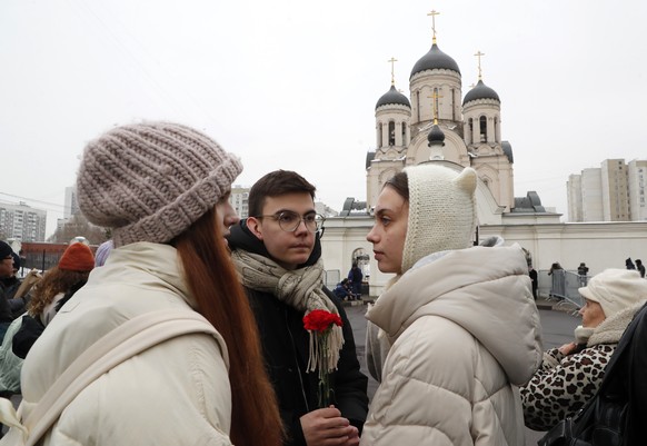epa11190154 People react outside the Church of the Icon of the Mother of God, ahead of the upcoming funeral of late Russian opposition leader Alexei Navalny, in Moscow, Russia, 01 March 2024. Navalny? ...