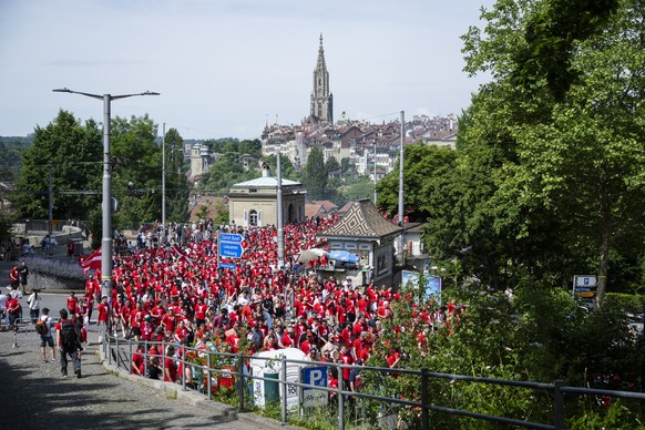 Fans des FC Biel marschieren beim Baerengraben vorbei, im Hintergrund das Berner Muenster, auf ihrem Fanmarsch in Richtung Stadion Wankdorf, wo der Schweizer Fussball Cup Final zwischen FC Biel-Bienne ...