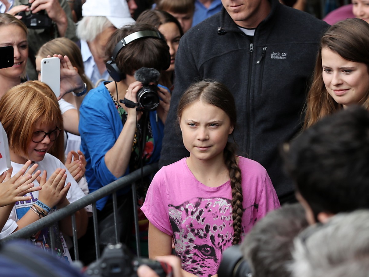 Die schwedische Umweltaktivistin Greta Thunberg (Bildmitte) hat im nordfranzösischen Caen am Sonntag den "Prix Liberté" entgegengenommen. Das Preisgeld von 25'00 Euro will die junge Sch ...