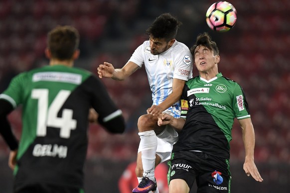 Der Zuercher Roberto Rodriguez, links, im Spiel um den Ball gegen den St. Galler Silvan Hefti, rechts, im Schweizer Cup Achtelfinalspiel zwischen dem FC Zuerich und dem FC St. Gallen, im Letzigrundsta ...