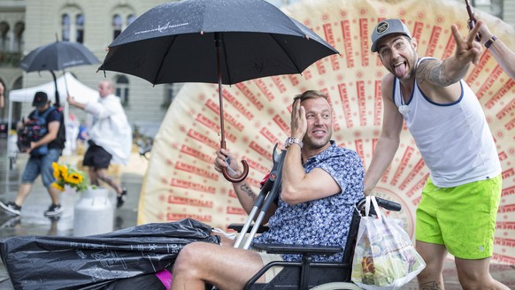 Die Cabaretisten Divertimento Jonny Fischer, links, und Manuel Burkart, amuesieren sich trotz Regen auf dem Bundesplatz am 1. August, der Bundesfeier, aufgenommen am Mittwoch, 1. August 2018, in Bern. ...