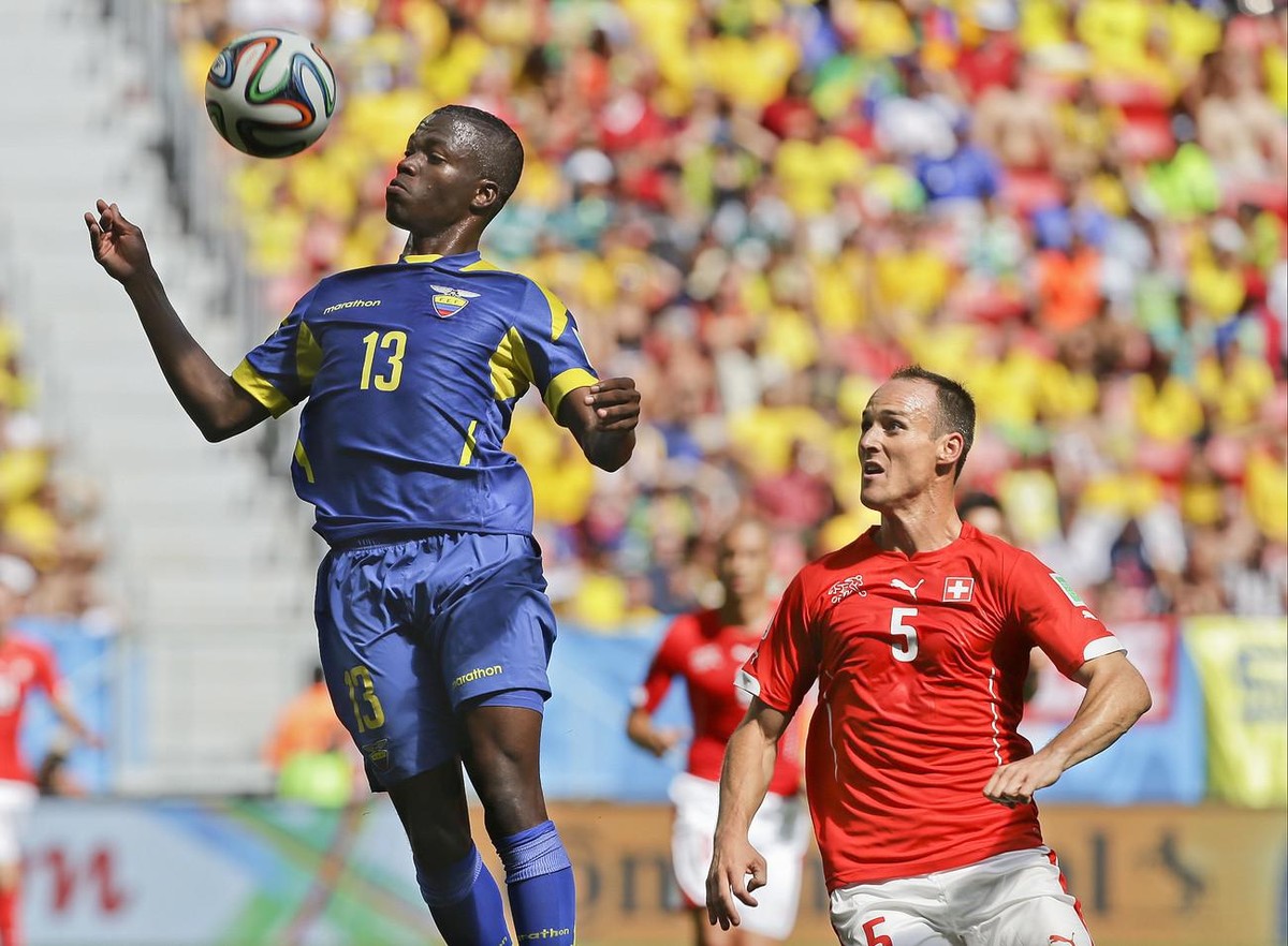 Steve von Bergen contre l'Equateur à la Coupe du monde 2014.