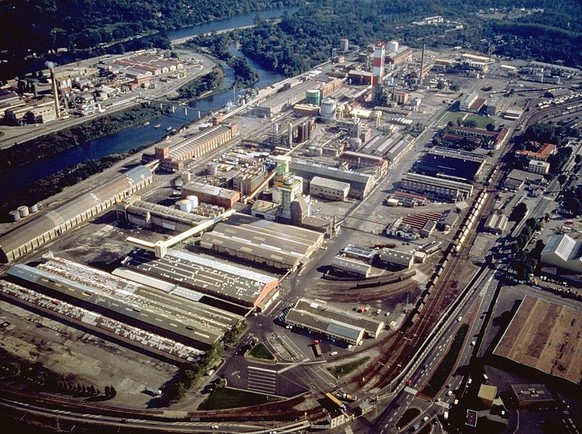 Undated aerial view of the French chemical complex AZF, a subsidiary of oil giant TotalFinaElf, In Toulouse, Southern France, which exploded last September killing 30 people and injuring more than 2,0 ...