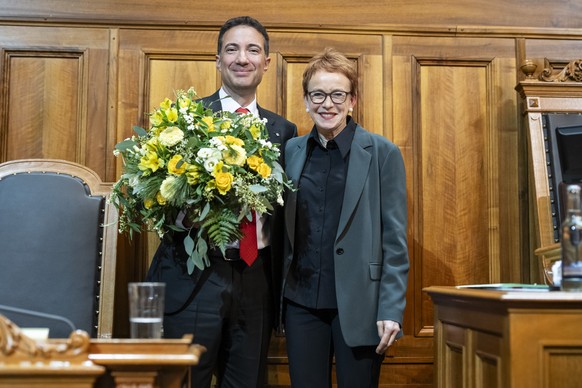 Der soeben gewaehlte Staenderatspraesident Andrea Caroni, FDP-AR, links, erhaelt Blumen von seiner Vorgaengerin Eva Herzog, SP-BS, an der Wintersession der Eidgenoessischen Raete, am Montag, 2. Dezemb ...