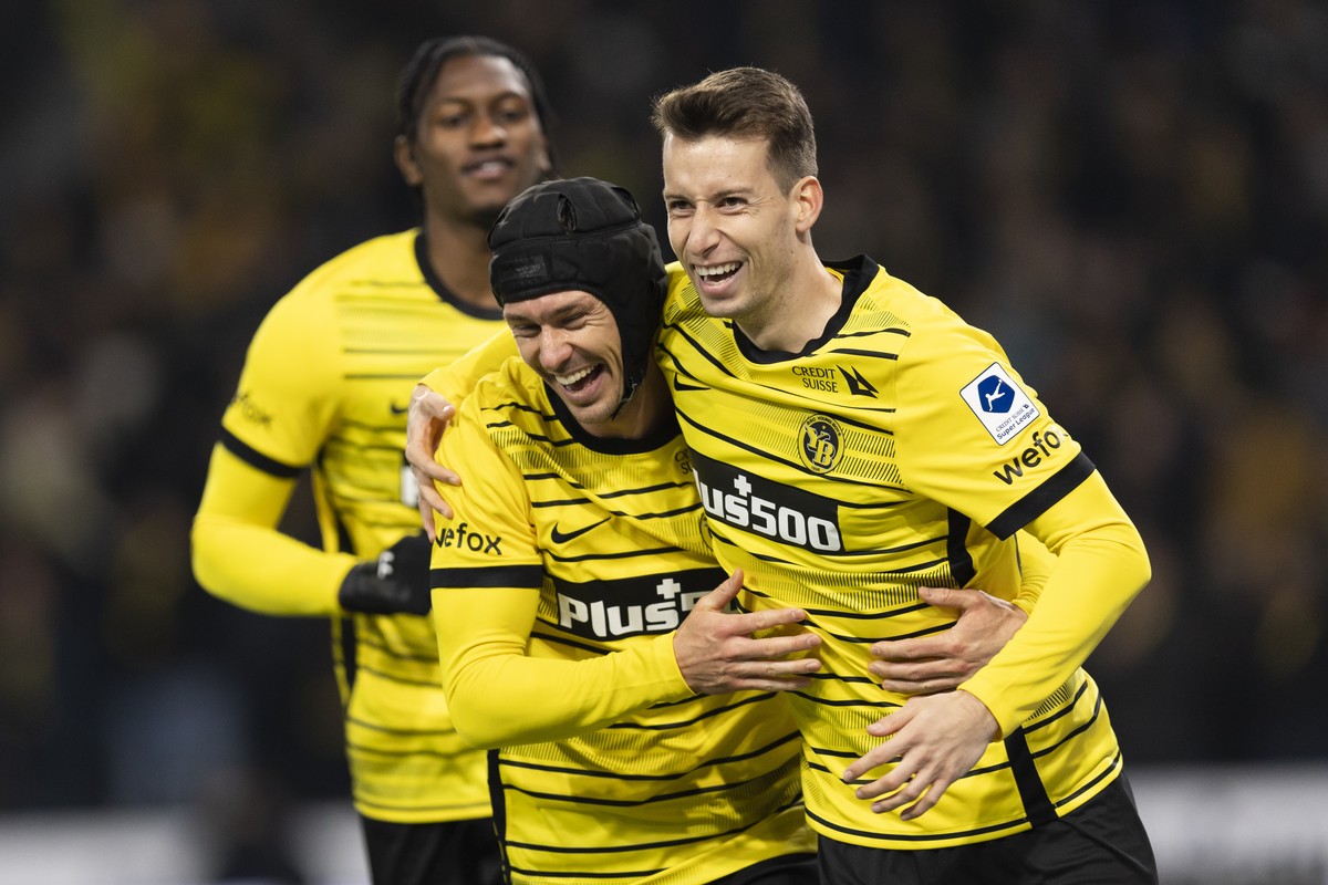 YBs Sandro Lauper, rechts, jubelt nach seinem Tor zum 3-0 mit Teamkollege Christian Fassnacht, im Super League Spiel zwischen dem BSC Young Boys Bern und dem FC Luzern, am Sonntag, 13. November 2022 i ...