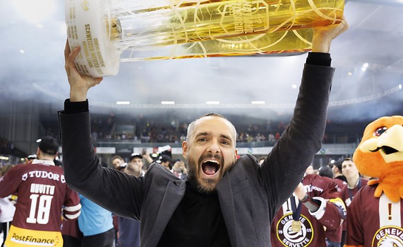 Le coach Jan Cadieux brandit le troph