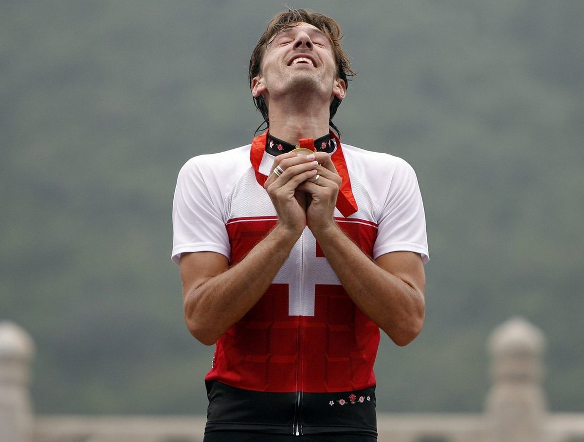Switzerland's Fabian Cancellara, gold medalist of the Road Cycling Men's Individual Time Trial, holds his gold medal during the medal ceremony after the race at the Beijing 2008 Olympics in  ...