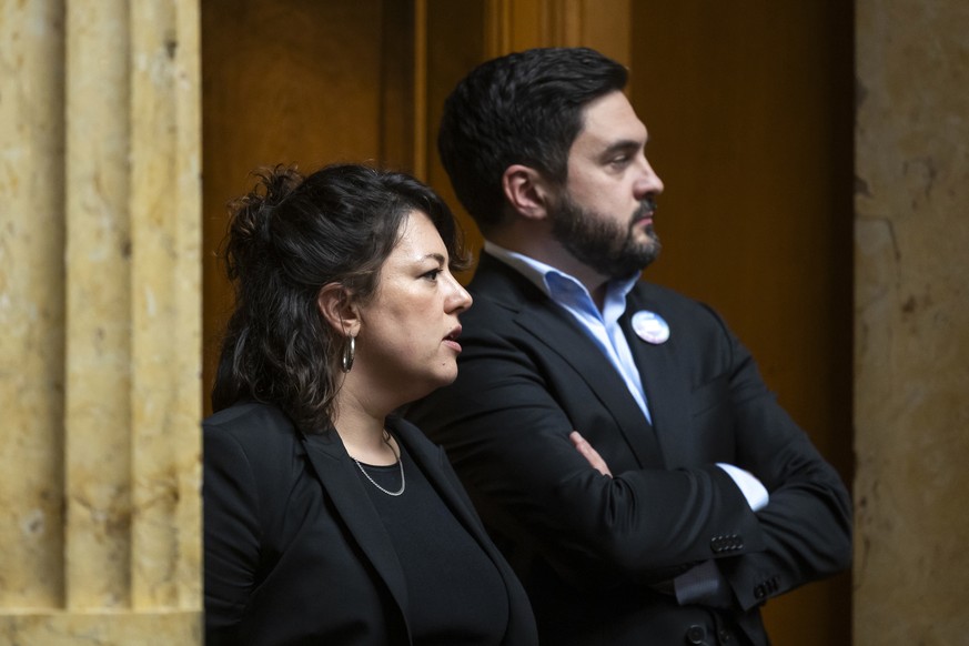 Tamara Funiciello, SP-BE, vorne, und Cedric Wermuth, SP-AG, waehrend der Debatte um den Voranschlag 2026 mit integriertem Aufgaben- und Finanzplan 2027-2029, waehrend der Wintersession der Eidgenoessi ...