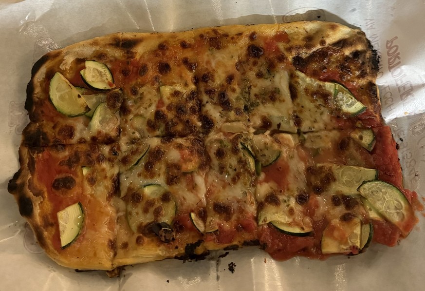 Schlicht und gut: die Pizza Zucchine für 8,50 Euro.