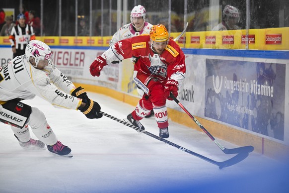 Rapperswils Postfinance Topscorer David Aebischer, rechts, gegen Ajoies Steven Macquat, im Eishockeyspiel der National League zwischen den Rapperswil-Jona Lakers und dem EHC Biel, am Freitag, 30. Sept ...