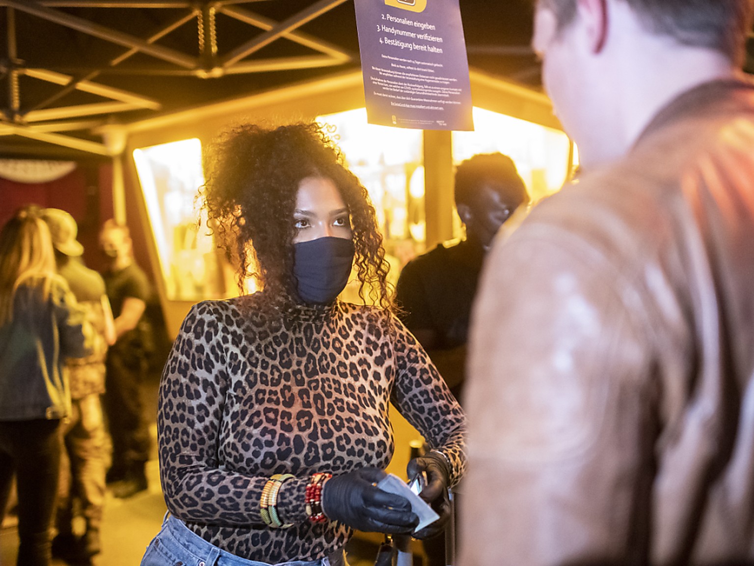 Im Kanton Z�rich gilt ab Donnerstag unter anderem in Clubs eine Maskenpflicht. (Symbolbild)