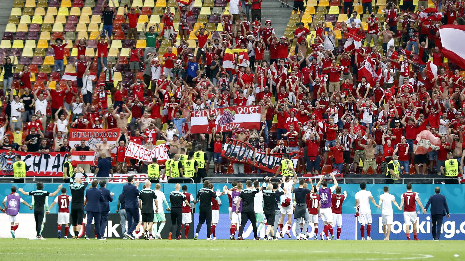 epa09291467 Players of Austria celebrate with fans after winning the UEFA EURO 2020 group C preliminary round soccer match between Ukraine and Austria in Bucharest, Romania, 21 June 2021. EPA/Robert G ...