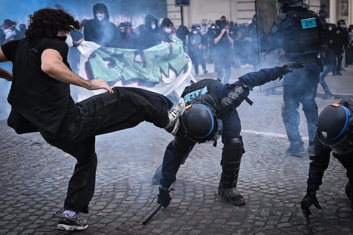 epa13300859 Protesters clash with riot police after high school students and members of French Unions march during a national day of protest against education conditions in Paris, France, 13 October 2 ...