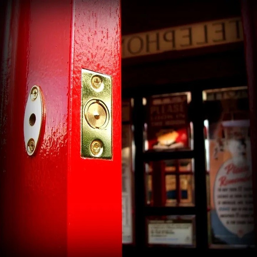 Rote Telefonzellen und ihre Umnützungen. 

https://www.redtelephonebox.com/