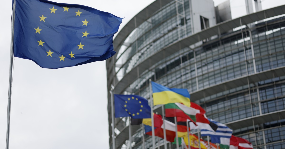 «Weg mit den EU-Flaggen» – Le Pens Partei provoziert Streit in Frankreich